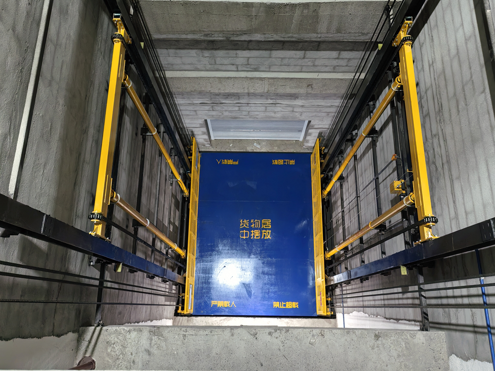 提升仓储利用率翻倍：导轨式液压货梯，向立体空间要效益