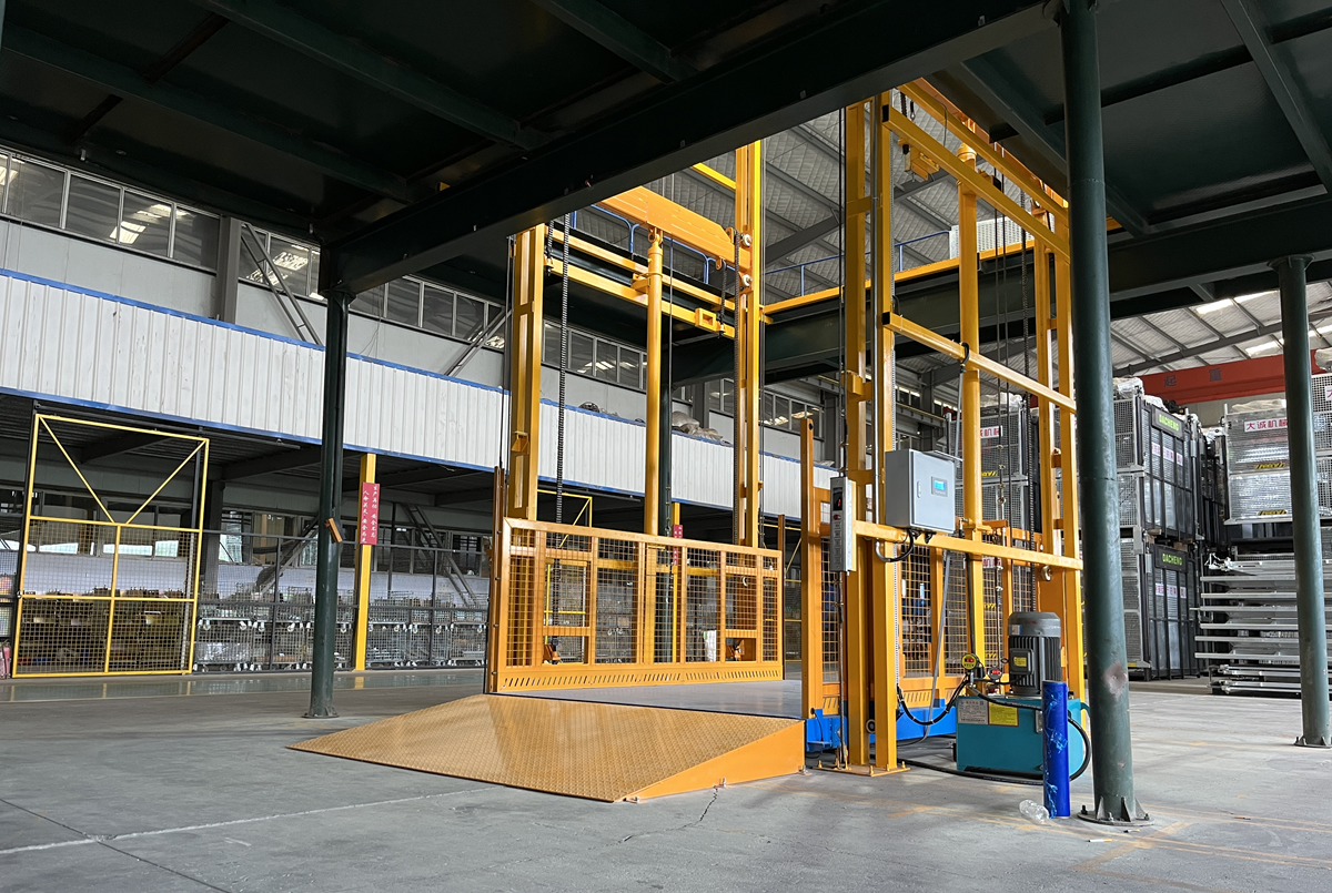 工厂运货不用等！河南晟昌导轨式液压货梯来助力