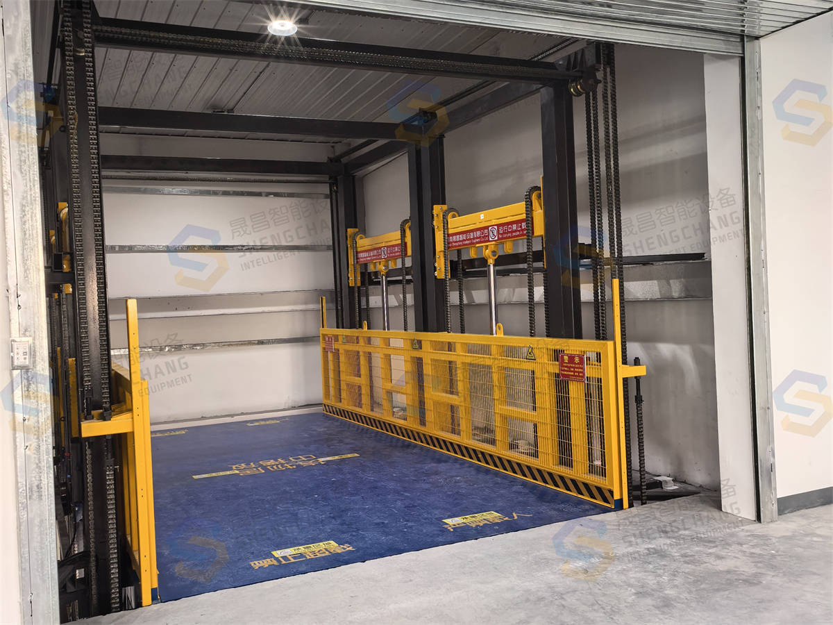 河南晟昌导轨式升降机助力盛达仓库“狂飙”运输！