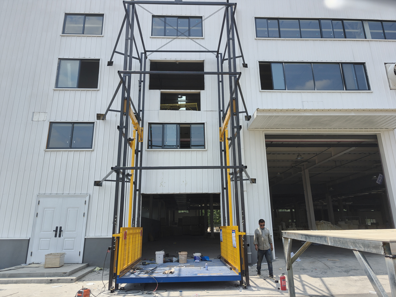 导轨式升降机能放室外吗？防水防锈要注意